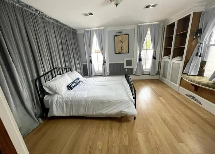 Steps From Capitol - Prime Suite With Top Location!