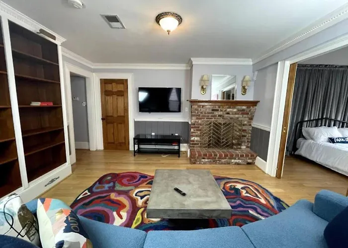 Steps From Capitol - Prime Suite With Top Location!